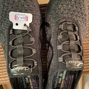 MWT Womens 9W Skechers walking shoes charcoal gray/black